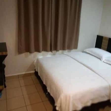 Hotel Traveller Кота-Кинабалу Экстерьер фото