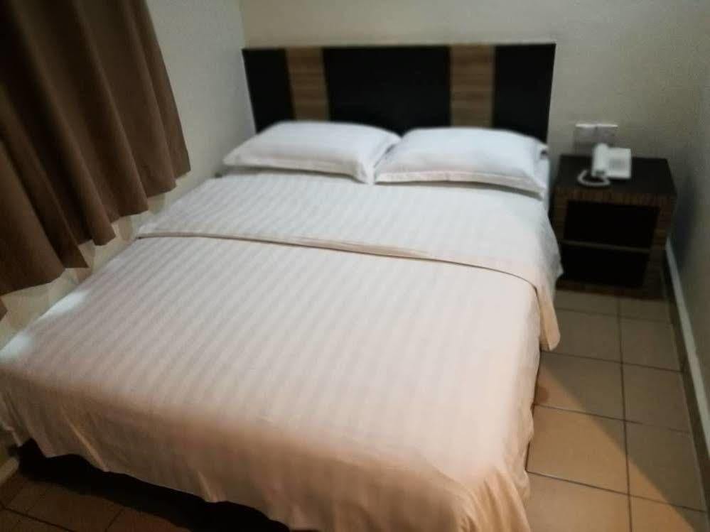 Hotel Traveller Кота-Кинабалу Экстерьер фото